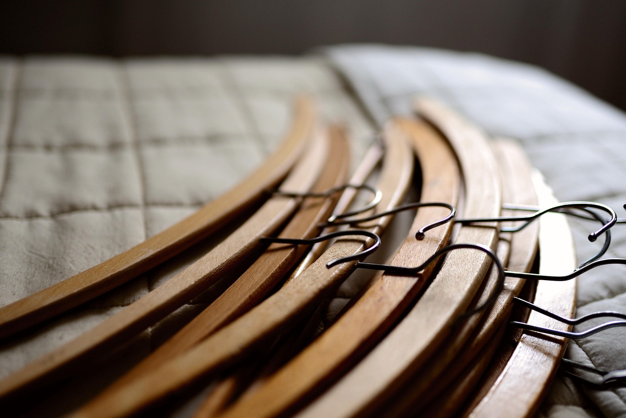 entdecken sie die wichtigsten garderoben-basics für einen zeitlosen und vielseitigen stil. erfahren sie, welche essentials in keinem kleiderschrank fehlen dürfen und wie sie ihre outfits perfekt kombinieren.